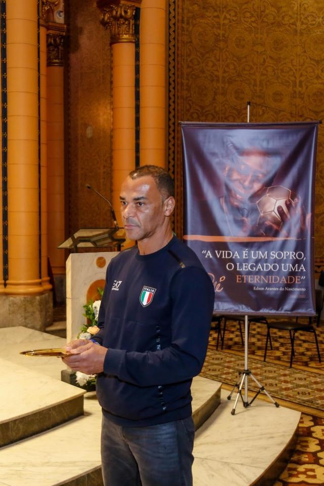 没赶上贝利遗体告别却送别迪纳米特 为卡福点赞!